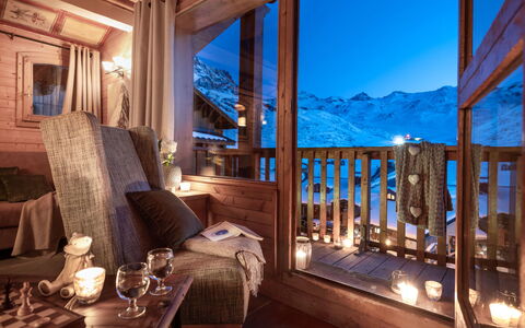 Val Thorens 928: Meubles, Propriété, Bâtiment, Ciel, Table, Bleu Azur, Bois, Architecture, Design Intérieur, Porche