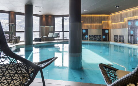 Val Thorens 929: Propriété, Bâtiment, Piscine, Design Intérieur, Pièce, Immobilier, Maison, Architecture, Recours, Meubles
