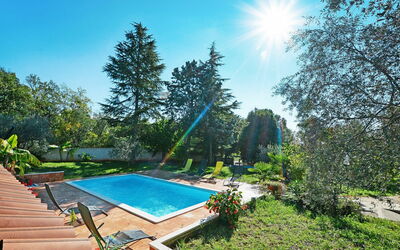 Umag 677: Ciel, Plante, L'Eau, Jour, Piscine, La Nature, Bleu Azur, Arbre, Ombre, Mobilier De Jardin