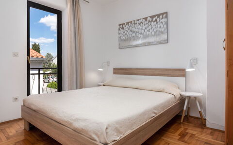 Poreč 647: Propriété, Bâtiment, Meubles, Confort, Bois, Oreiller, Design Intérieur, Cadre De Lit, Ombre