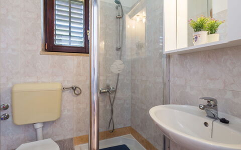 Poreč 649: Salle De Bains, Propriété, Pièce, Mur, Robinet, Luminaire Plomberie, Lavabo, Immobilier, Design Intérieur, Sol