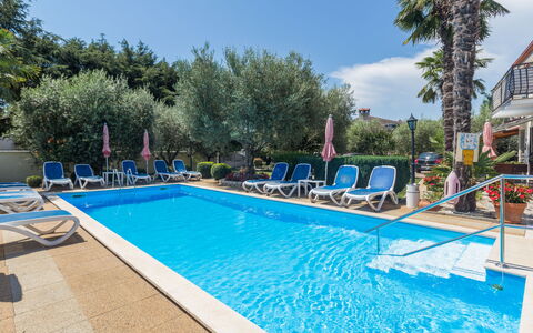Poreč 649: L'Eau, Ciel, Bâtiment, Nuage, Piscine, Bleu, Arbre, Ombre, Chaise, Mobilier De Jardin