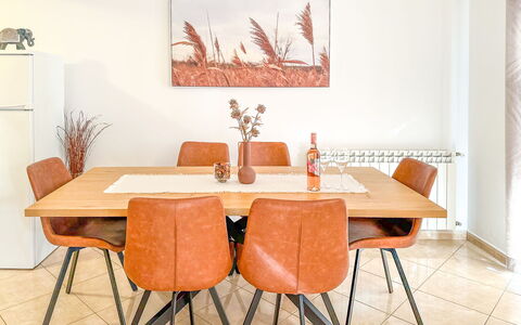 Čančar: Meubles, Design Intérieur, Sol, Mur, Sol, Chaise, Table, Bois, Table Cuisine Et Salle A Manger, Salle À Manger