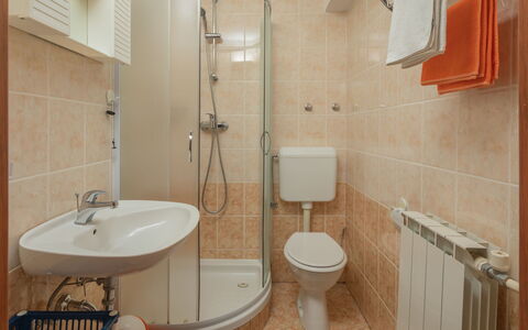 Poreč Kaštelir 655: Salle De Bains, Propriété, Pièce, Luminaire Plomberie, Tuile, Architecture, Design Intérieur, Lavabo, Sol, Bâtiment