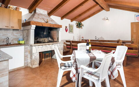 Poreč Kaštelir 655: Propriété, Pièce, Bâtiment, Maison, Meubles, Sol, Immobilier, Chalet, Design Intérieur, Table