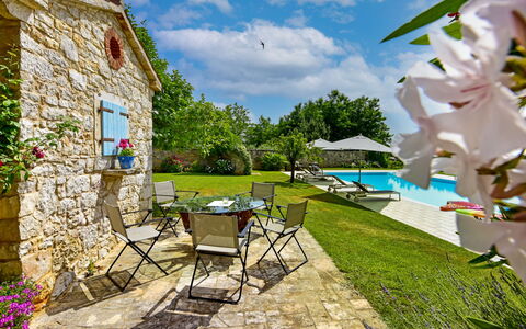 Poreč Kaštelir 656: Plante, Nuage, Bâtiment, Meubles, Ciel, Vert, Bleu Azur, La Nature, Table, Fleur
