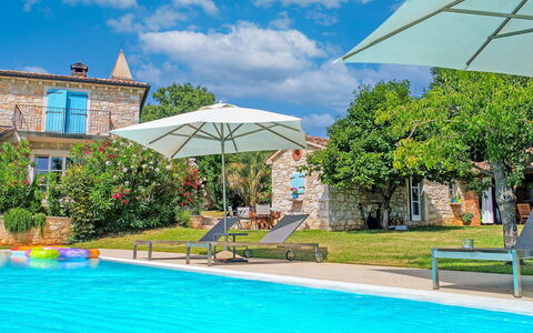 Poreč Kaštelir 656: L'Eau, Plante, Ciel, Nuage, Bâtiment, Meubles, Bleu Azur, Parapluie, Bleu, Piscine