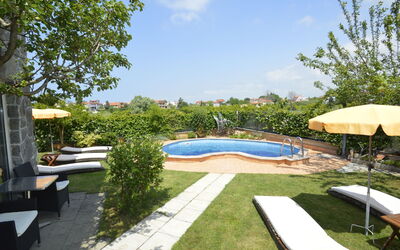 Pula 701: Ciel, L'Eau, Plante, Propriété, Nuage, Piscine, Arbre, Ombre, Mobilier De Jardin, Herbe