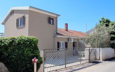 Medulin 704: Ciel, Plante, Fenêtre, Propriété, Bâtiment, Lot Terre, Architecture, Maison, Porte, Chalet