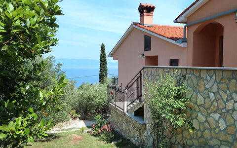 Labin 793: Ciel, Plante, Bâtiment, Propriété, Nuage, Fenêtre, Bleu Azur, Végétation, Lot Terre, Biome