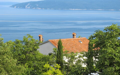 Mošćenička Draga 619: L'Eau, Ciel, Bâtiment, Écorégion, Bleu Azur, Paysage Naturel, Arbre, Lot Terre, Végétation, Chalet