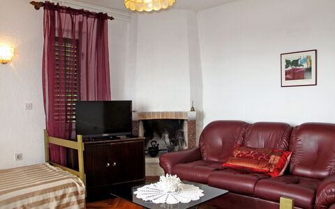 Mošćenička Draga 619: Pièce, Meubles, Salon, Design Intérieur, Propriété, Rideau, Canapé, Rouge, Sol, Mur