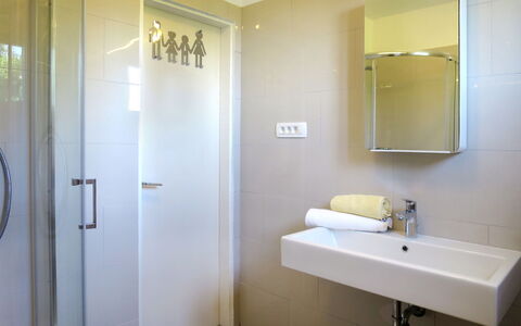 Mošćenička Draga 619: Salle De Bains, Pièce, Propriété, Luminaire Plomberie, Design Intérieur, Porte, Bâtiment, Mur, Architecture, Sol