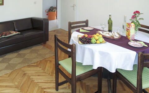 Mošćenička Draga 619: Pièce, Meubles, Sol, Table, Propriété, Dur, Parquet, Revêtement De Sol Stratifié, Design Intérieur, Salle À Manger