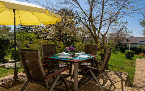 Krk Njivice 617: Meubles, Chaise, Mobilier De Jardin, Table, Table Cuisine Et Salle A Manger, Tableau De Plein Air, Jardin, Ombre, Patio, Restaurant