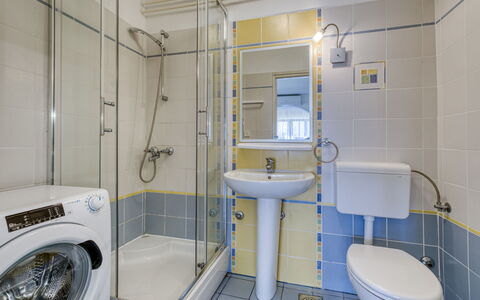 Krk Njivice 617: Salle De Bains, Luminaire Plomberie, Design Intérieur, Sol, Sol, Toilette, Évier, Lavabo, Siège De Toilette, Plomberie