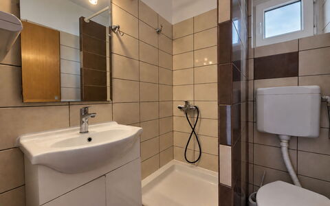 Krk Krk 669: Salle De Bains, Luminaire Plomberie, Lavabo, Sol, Design Intérieur, Sol, Évier, Toilette, Robinet, Pièce