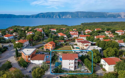 Krk Krk 669: L'Eau, Ciel, Bâtiment, Jour, Propriété, Nuage, Bleu, La Nature, Bleu Azur, Arbre