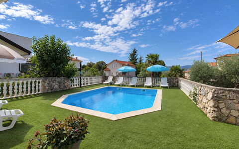 Krk Krk 669: Bleu, Piscine, Recours, Aménagement Paysager, Biens, Jardin, Ombre, Mobilier De Jardin, Villa, Eco Hôtel