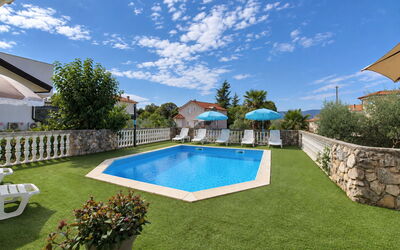 Krk Krk 669: Bleu, Piscine, Recours, Aménagement Paysager, Biens, Jardin, Ombre, Mobilier De Jardin, Villa, Eco Hôtel