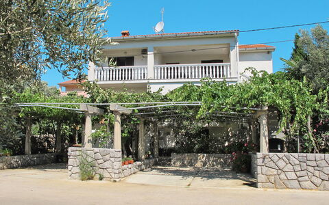 Meri: Ciel, Plante, Bâtiment, Fenêtre, Maison, Arbre, Quartier, Chalet, Zone Résidentielle, Façade