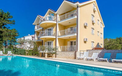 Crikvenica Jadranovo 610: L'Eau, Ciel, Bâtiment, Propriété, Bleu, Piscine, Bleu Azur, Plante, Fenêtre, Arbre