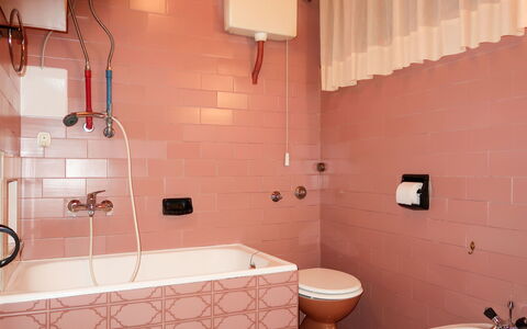 Crikvenica Jadranovo 611: Luminaire Plomberie, Baignoire, Propriété, Lavabo, Robinet, Évier, Salle De Bains, Violet, Douche, Design Intérieur
