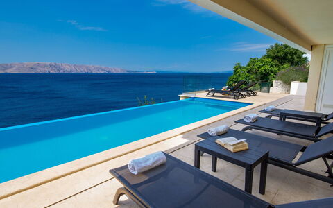 Senj 629: L'Eau, Ciel, Nuage, Bâtiment, Propriété, Meubles, Table, Piscine, Bleu Azur, Ombre