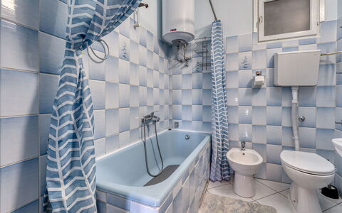Senj 631: Bleu, Luminaire Plomberie, Salle De Bains, Sol, Design Intérieur, Sol, Tuile, Plomberie, Baignoire, Toilette