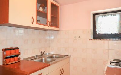 Dalibor 631.2: Cabinetry, Evier, Robinet, Comptoir, Évier, Propriété, Luminaire Plomberie, Meubles, Cuisine, Bâtiment
