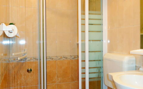 Rab Rab 604: Salle De Bains, Propriété, Pièce, Tuile, Luminaire Plomberie, Architecture, Sol, Design Intérieur, Verre, Maison