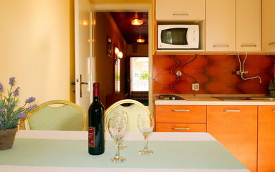 Ana 604.1: Comptoir, Pièce, Cuisine, Cabinetry, Orange, Propriété, Meubles, Design Intérieur, Jaune, Tuile