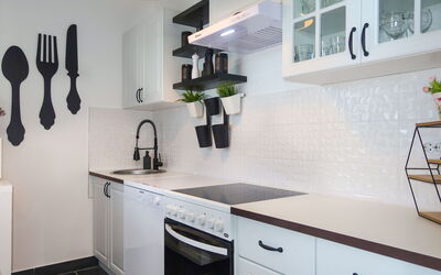 Kolic 605.1: Cabinetry, Comptoir, Propriété, Meubles, Blanc, Noir, Cuisine, Éclairage, Design Intérieur, Bâtiment