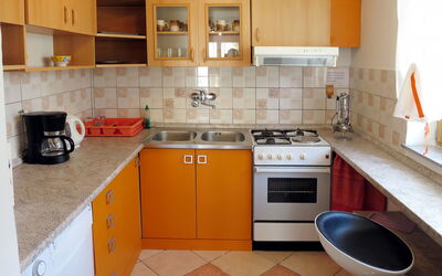 Karlo (Nin115) 606.1: Comptoir, Pièce, Cuisine, Cabinetry, Propriété, Meubles, Principaux Appliance, Orange, Cuisinière, Sol