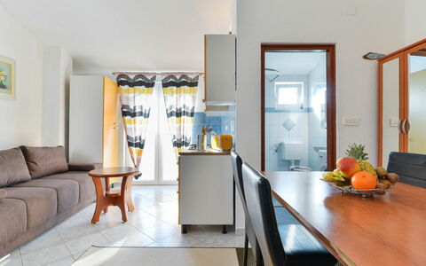 Nin 607: Table, Meubles, Canapé, Cabinetry, Plante, Bâtiment, Cadre, Chaise, Orange, Salon