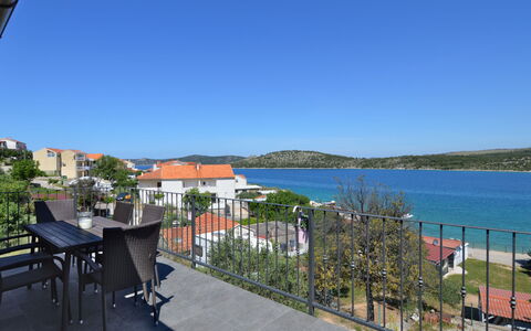 Šibenik 626: Ciel, L'Eau, Plante, Bâtiment, Propriété, Arbre, Lac, Ombre, Design Urbain, Immobilier
