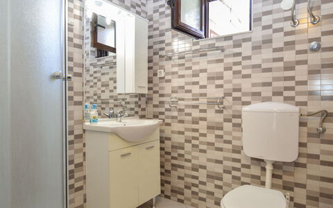 Trogir 667: Salle De Bains, Propriété, Pièce, Tuile, Mur, Immobilier, Architecture, Accessoire Salle De Bain, Sol, Bâtiment