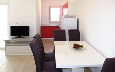 Andjelka 669.2: Pièce, Meubles, Propriété, Design Intérieur, Bâtiment, Table, Maison, Sol, Salon, Suite