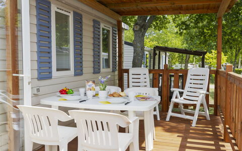 Balatonfüred 603: Bois, Porche, Meubles, Tache De Bois, Plate-Forme, Tableau De Plein Air, Table Cuisine Et Salle A Manger, Ombre, Chaise, Mobilier De Jardin