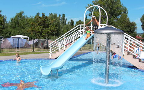 Balatonfured 603: L'Eau, Ciel, Nuage, Piscine, Arbre, Loisir, Chute, Des Loisirs, Amusement, Terrain De Jeux
