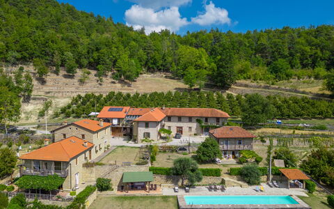 Cortemilia 602: Nuage, Plante, Ciel, Bâtiment, Bleu, Paysage Naturel, Montagne, Maison, Arbre, Lot Terre
