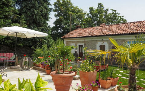 Murazzano 606: Plante, Fleur, Propriété, Fenêtre, Bâtiment, Communauté Des Plantes, Ciel, Pot De Fleur, Maison, Botanique