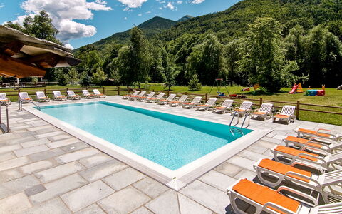 Sampeyre 602: L'Eau, Nuage, Ciel, Montagne, Propriété, Piscine, Arbre, Bleu Azur, Bâtiment, Mobilier De Jardin