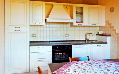 Le Rose D'Antan 607.6: Pièce, Meubles, Propriété, Cuisine, Comptoir, Cabinetry, Bâtiment, Design Intérieur, Maison, Sol