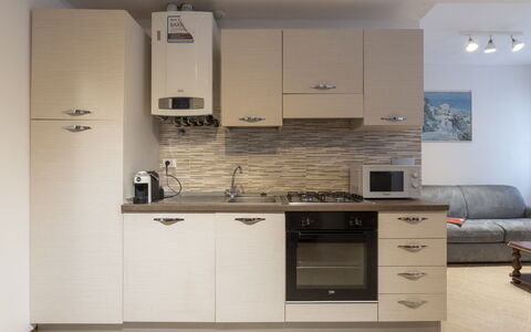 Casa dalla Mamma: Cabinetry, Propriété, Comptoir, Meubles, Évier, Canapé, Robinet, Cuisinière, Bois, Design Intérieur