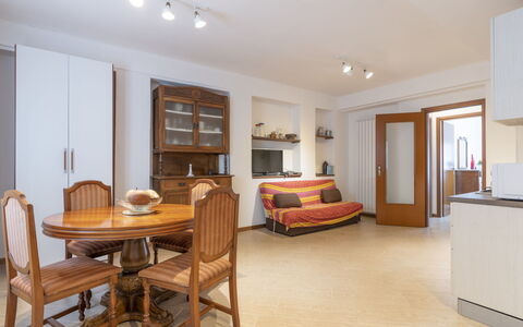 Casa dalla Mamma: Meubles, Table, Bâtiment, Cabinetry, Chaise, Confort, Bois, Éclairage, Maison, Salle