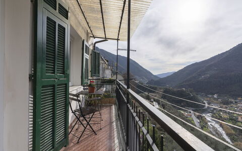 Casa dalla Mamma: Nuage, Ciel, Bois, Bâtiment, Ombre, Paysage, Clôture, Pot De Fleur, Balustrade, Montagne
