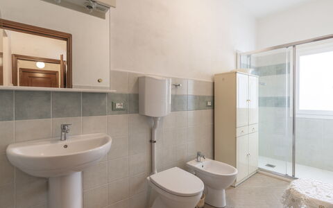 Casa dalla Mamma: Miroir, Luminaire Plomberie, Propriété, Évier, Robinet, Salle De Bains, Lavabo, Violet, Bâtiment, Design Intérieur