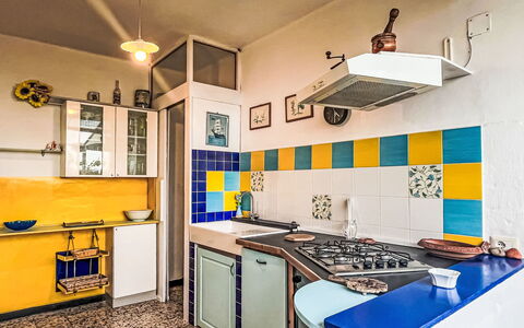 San Lorenzo al Mare 625: Cuisine, Principaux Appliance, Cuisinière, Tuile, Appartement, Comptoir, Appareil De Cuisine, Peindre, Gaz Poele, Le Fourneau