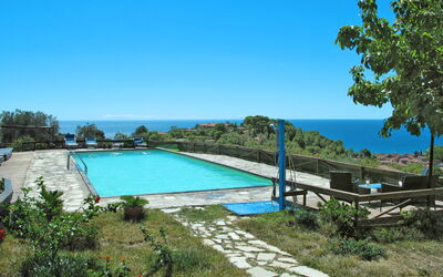 San Lorenzo al Mare 639: L'Eau, Plante, Ciel, Piscine, Paysage Naturel, Arbre, Botanique, Mobilier De Jardin, Végétation, Herbe